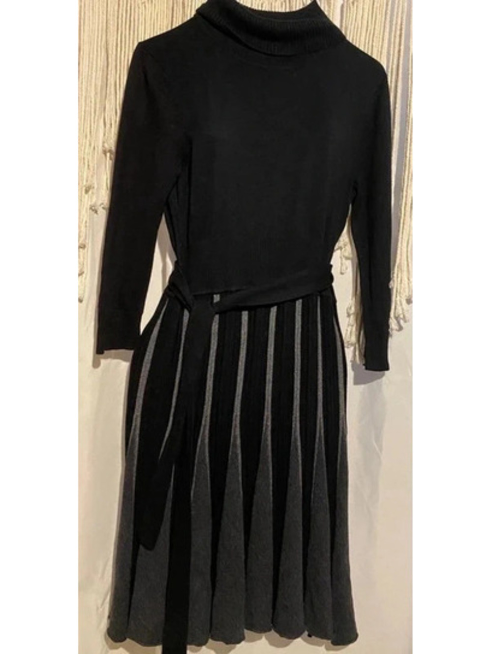 Knitted sweater dress with pleated bottom. Size M